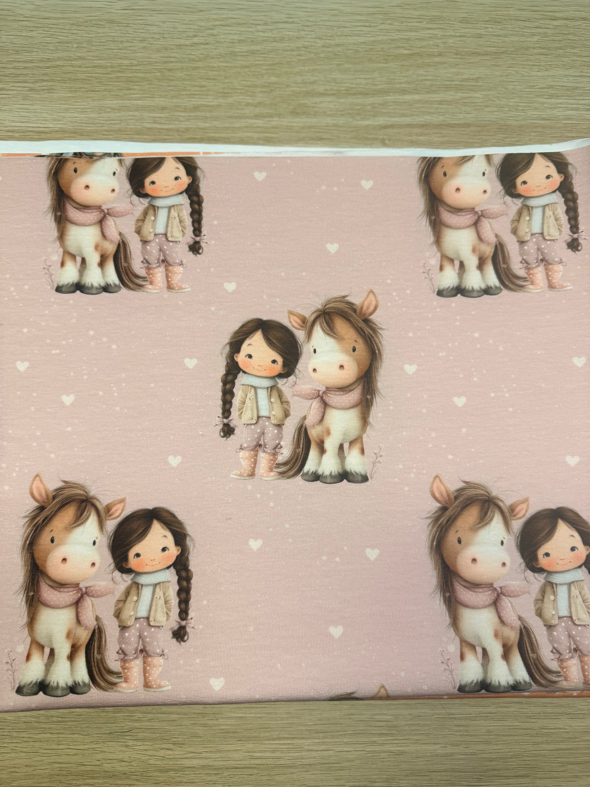Winter Pferdemädchen Jersey Stoff mit rosa Hintergrund und Herzchen